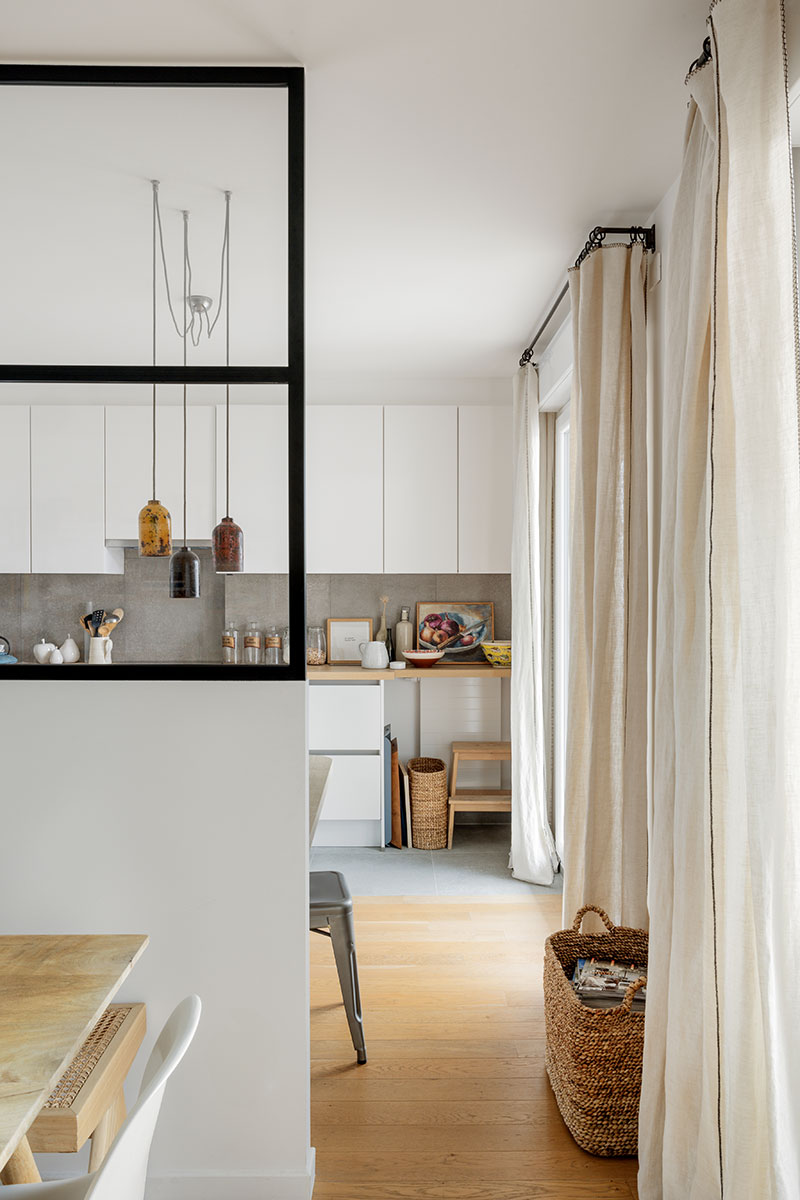 Vue vers la cuisine et long rideaux