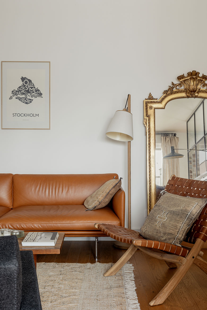 Détail du salon avec fauteuil et lampe