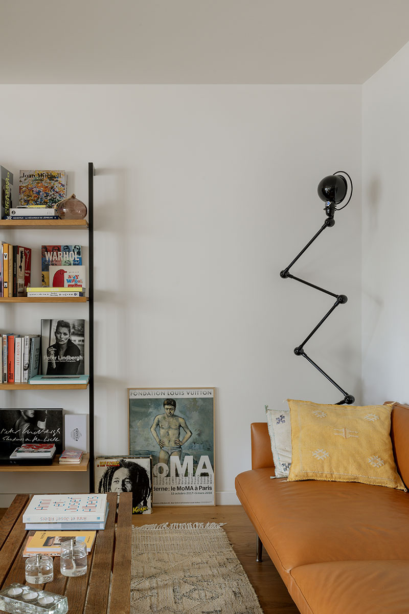 Vue du salon avec lampe sur pied indus