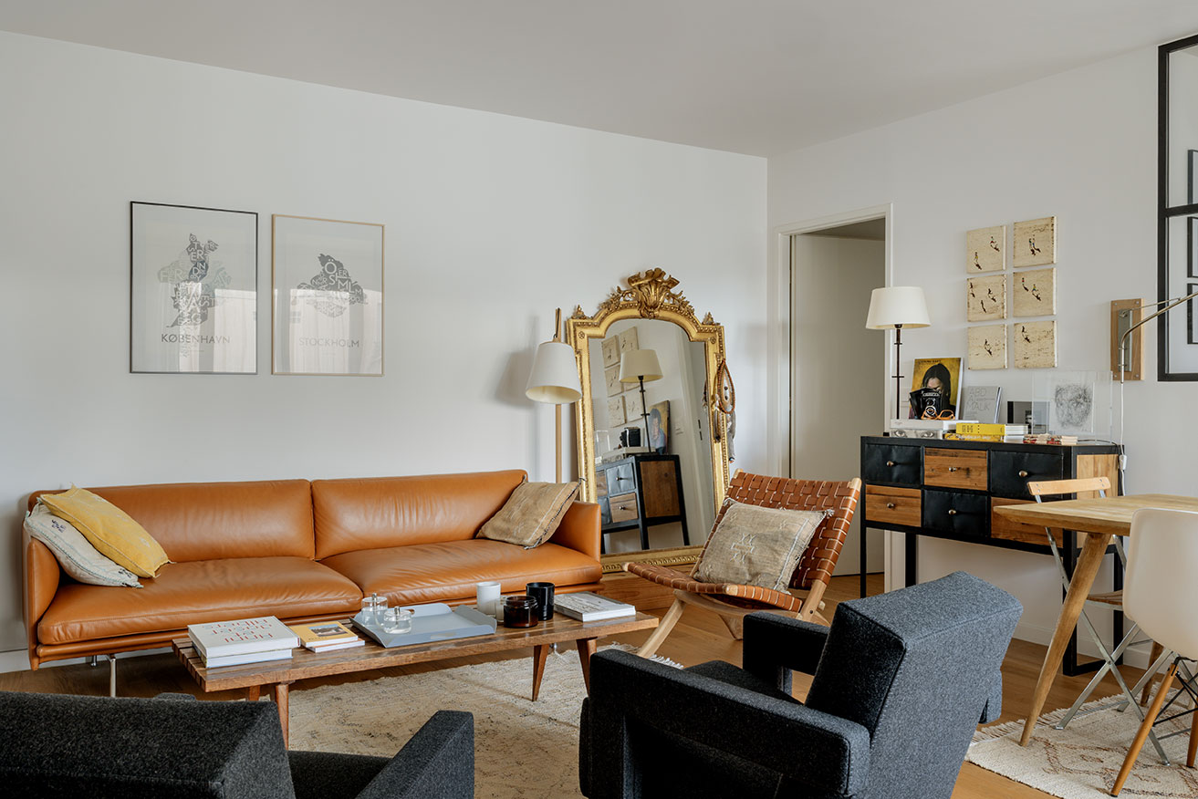 Vue du salon avec grand miroir et canapé cuir