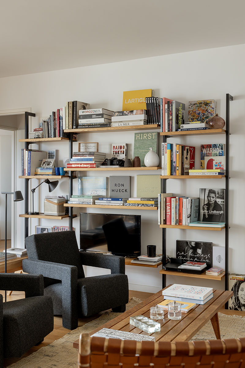 Vue du salon avec bibliothèque