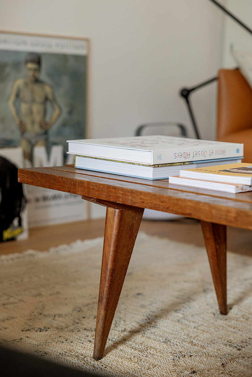 Coin de la table basse avec des livres