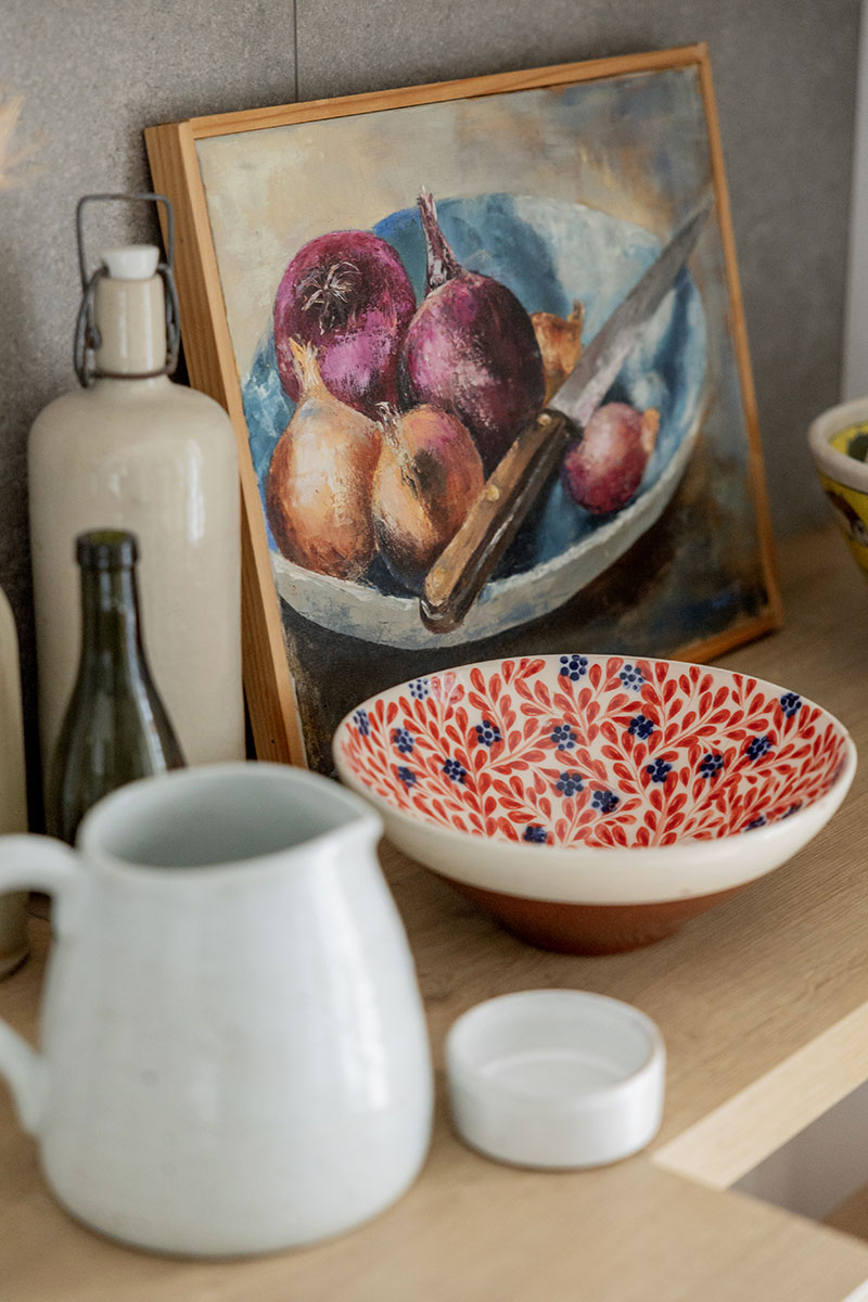 Détails : tableau et poterie