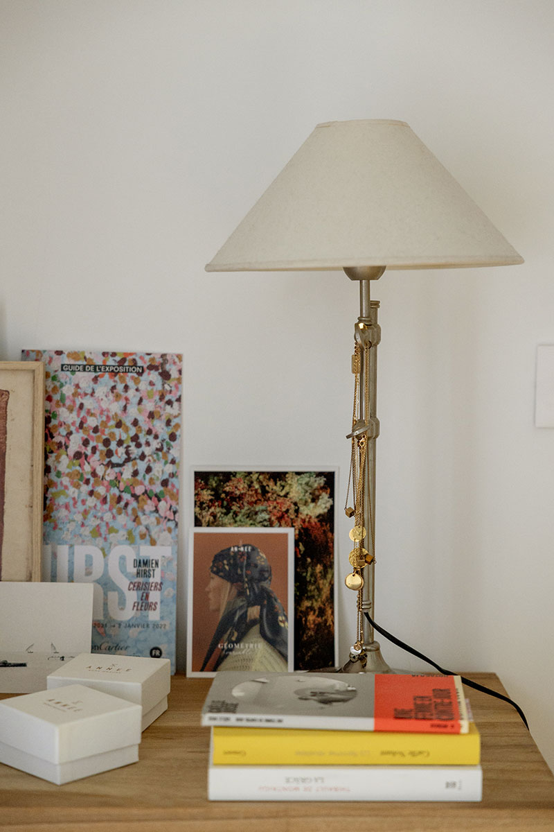 Intérieur Félix Faure : lampe et livres