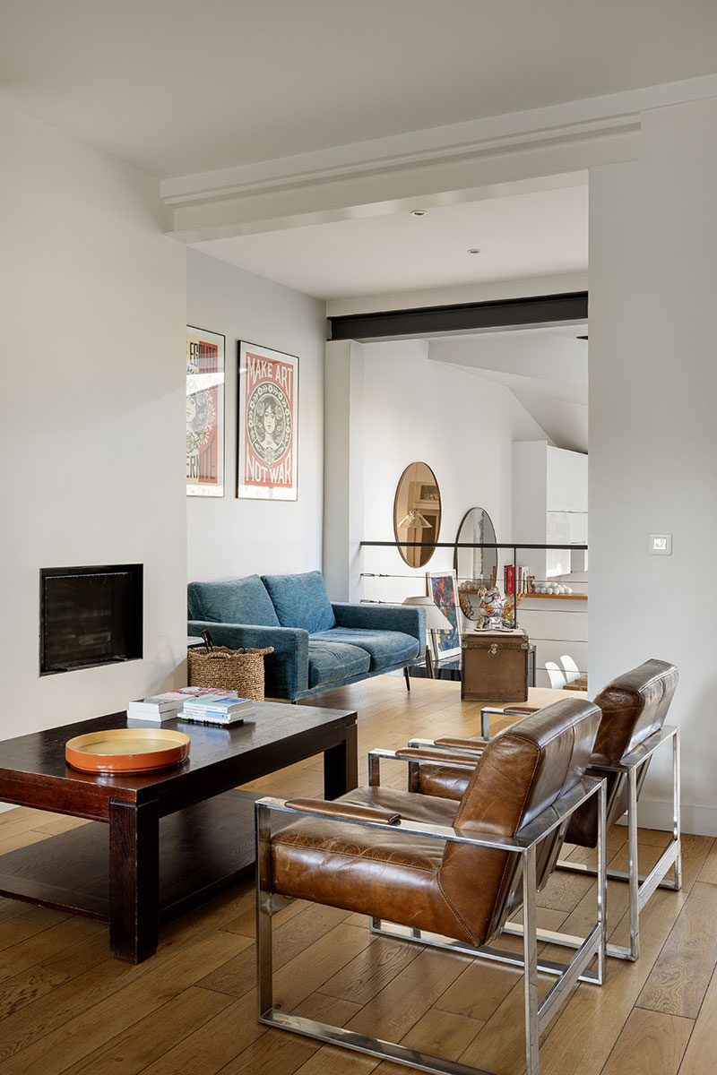 Salon du projet Moslard avec fauteil en cuir marron vieilli et métal gris
