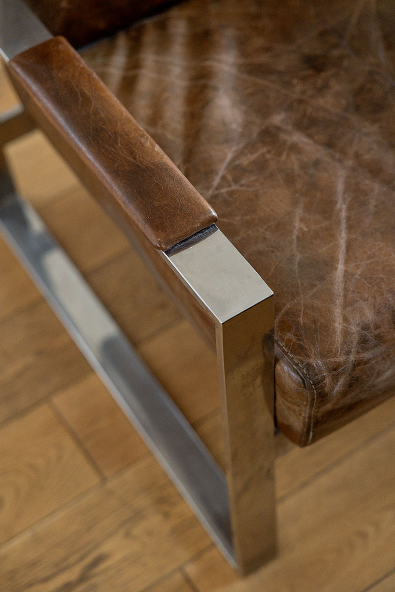 Détail d'un fauteuil en cuir et métal