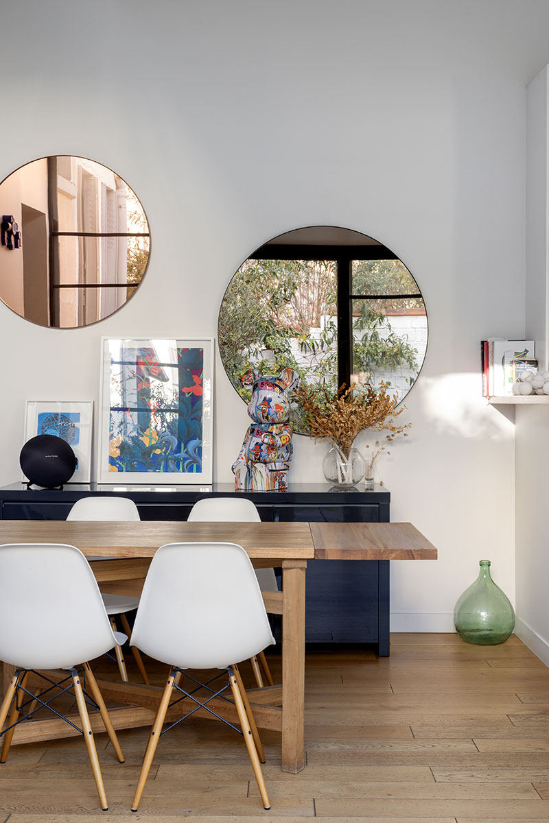 Vue salle à manger grands miroirs ronds du projet Moslard