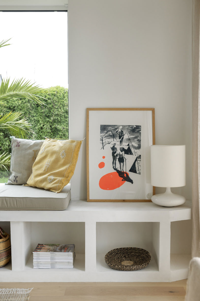 Détail déco : coussins, cadre, lampe